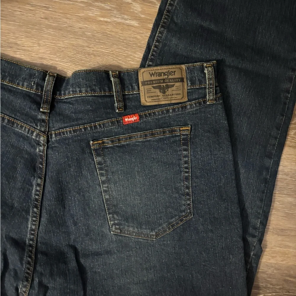 Men's Wrangler Relaxed Fit Blue Jeans Sz 42x32_4
